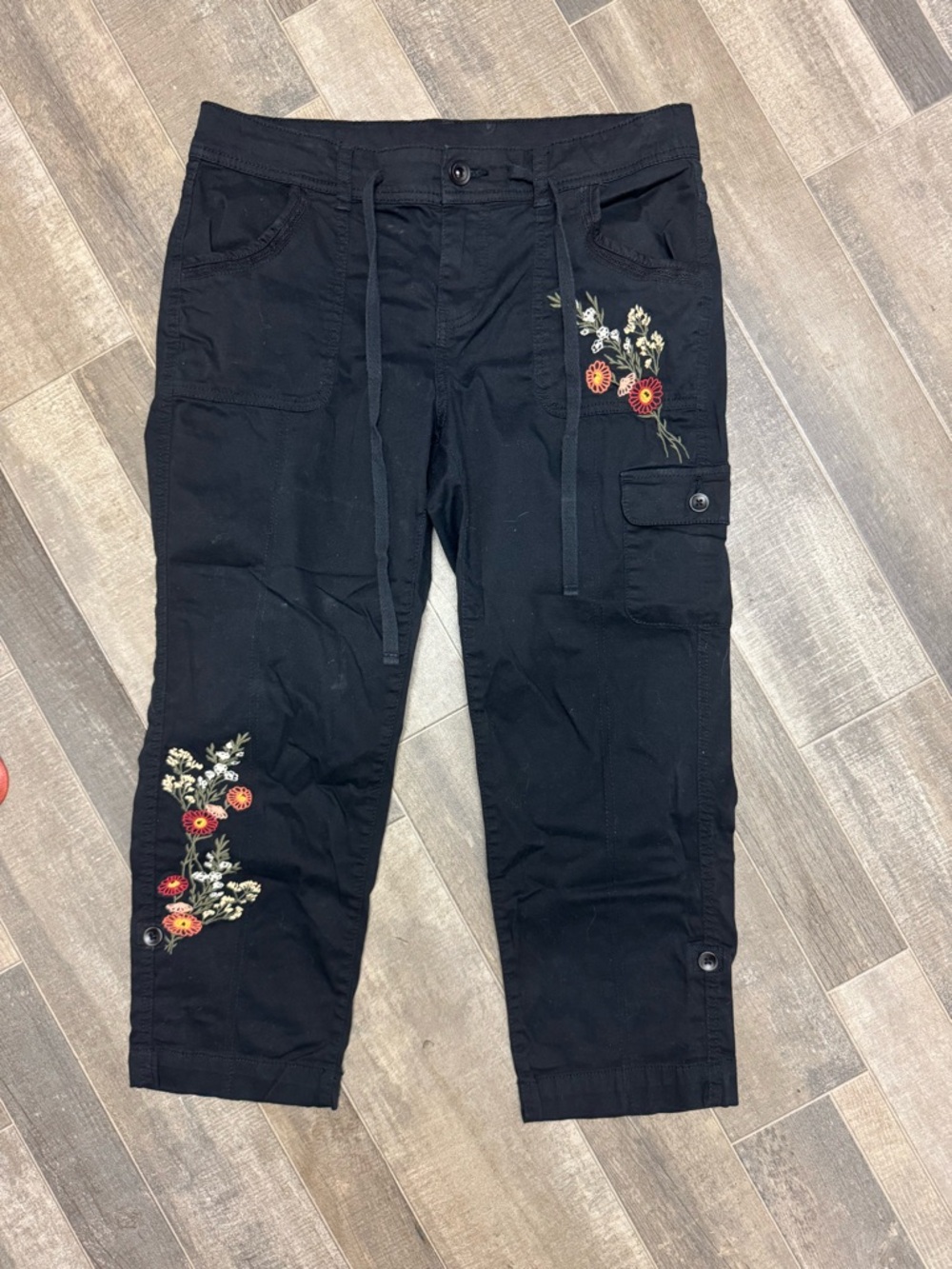 Style & Co. Black Cargo Pants Women’s Size 10P Embroidered Floral Cropped Casual